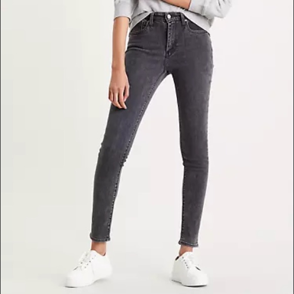 Like new Levi’s 721 High Rise Skinny in True Grit Black size 26